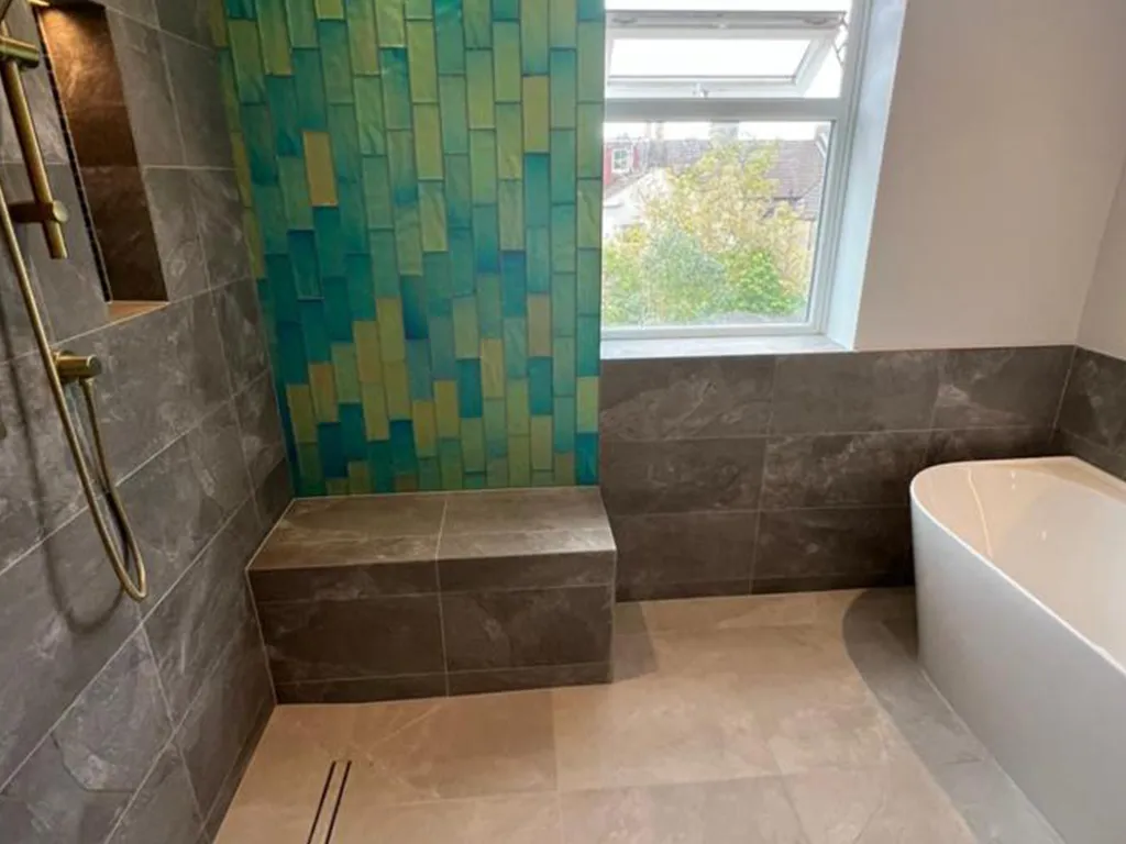 A bath room with a bath tub and a window.