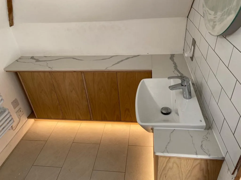 A bathroom with a sink and a mirror.